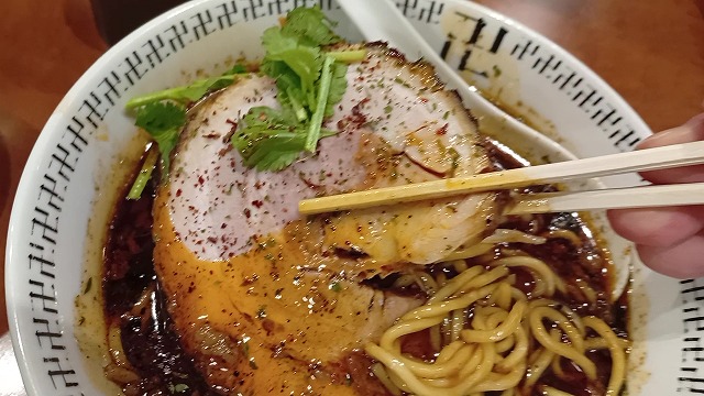 スパイスラーメン卍 秋葉原のスパイスラーメン。カレーとスパイスが混じった濃厚な一杯