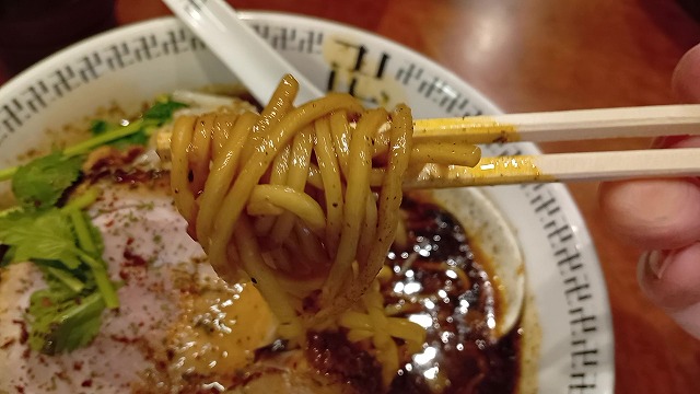 スパイススープが絡んだスパイスラーメン卍 秋葉原の麺
