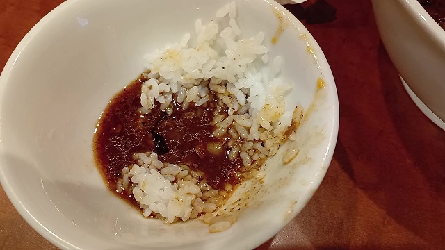 スパイスラーメン卍 秋葉原のスープを小ライスにかけたカレーライス風の食べ方
