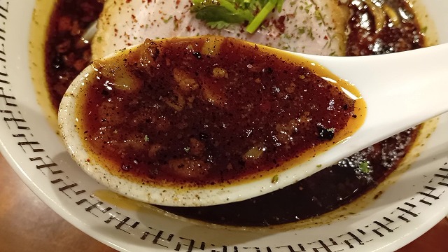 油の膜で熱が閉じ込められたスパイスラーメン卍 秋葉原の熱々スープ