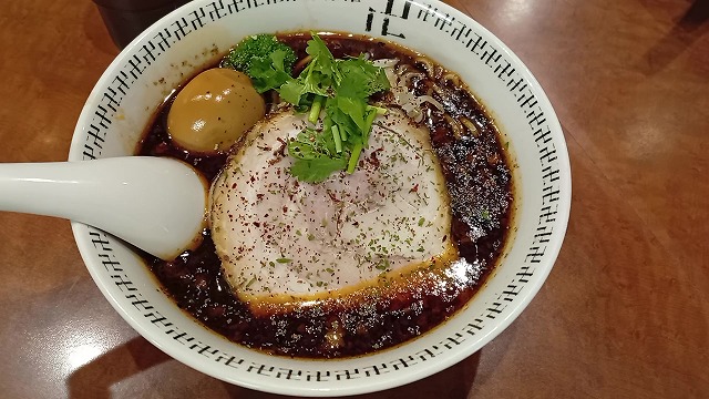 スパイスラーメン卍 秋葉原のスパイスラーメン。カレーとスパイスが混じった濃厚な一杯
