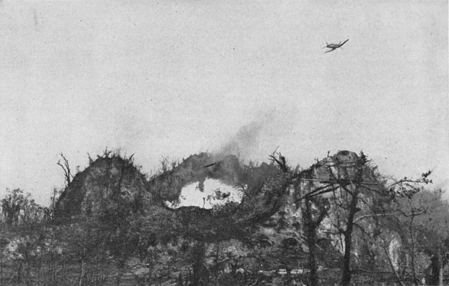 ウムルブロゴル高地の日本軍陣地にナパーム弾を投下するF4Uコルセア